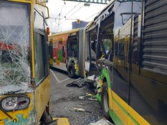 FW-OB: Verkehrsunfall zwischen Linienbus und Straßenbahn - 30 Personen verletzt