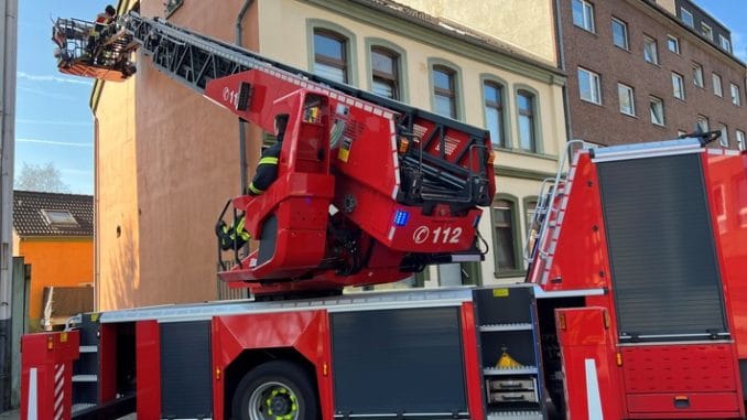 FW-OB: Verletzten Mieter über Drehleiter gerettet