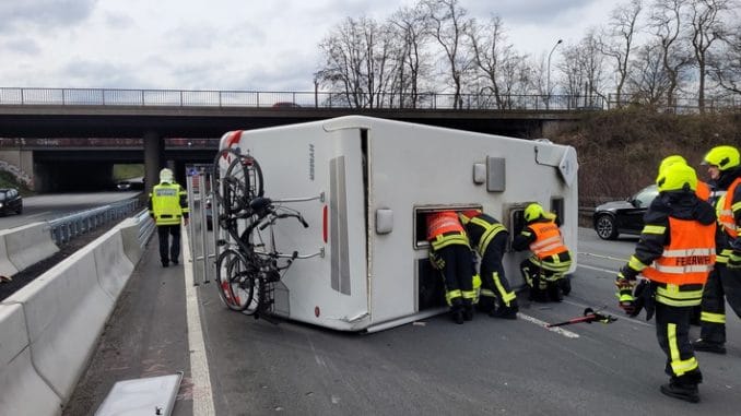 FW-OB: Wohnmobil verunfallt auf A3