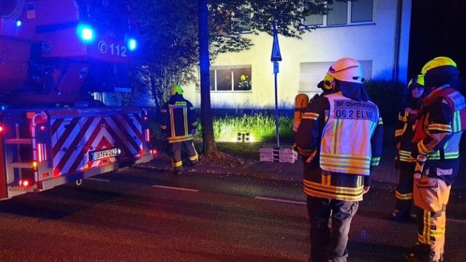 FW-OB: Zimmerbrand im Mehrfamilienhaus