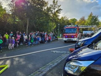 FW-OE: Abschlussübung der Feuerwehr in Oberveischede