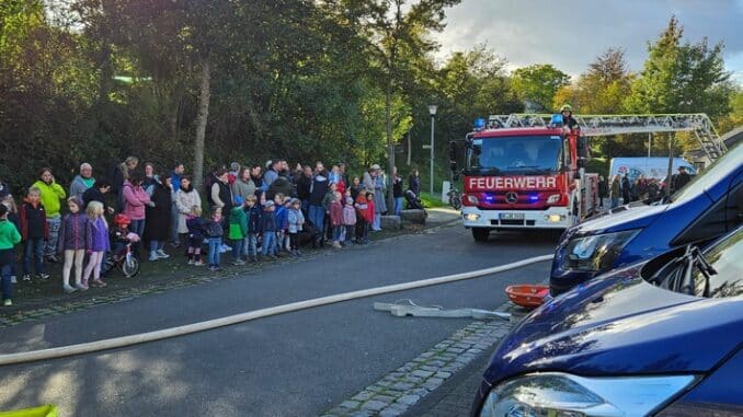 FW-OE: Abschlussübung der Feuerwehr in Oberveischede