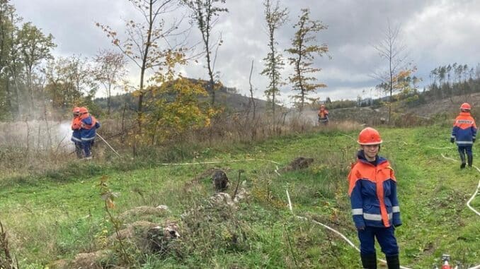 FW-OE: Berufswochenende der Jugendfeuerwehr Kirchhundem - 18 Jugendliche übten für den Ernstfall