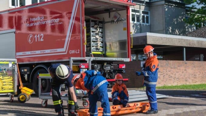 FW-OE: Brand in der Turnhalle - Gemeinschaftsübung der Jugendfeuerwehr Lennestadt