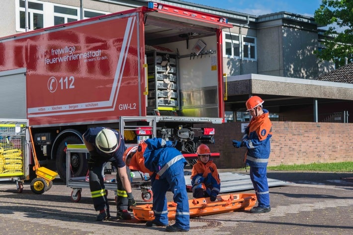 FW-OE: Brand in der Turnhalle - Gemeinschaftsübung der Jugendfeuerwehr Lennestadt