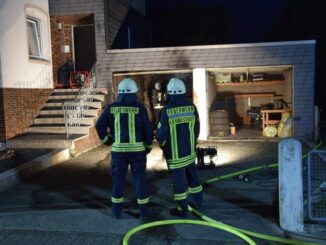 FW-OE: Garagenbrand in Maumke - starke Rauchentwicklung sorgt für Einsatz der Feuerwehr