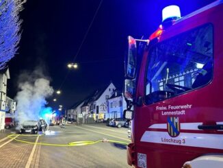 FW-OE: PKW-Brand innerhalb Ortschaft - Feuerwehr löscht PKW