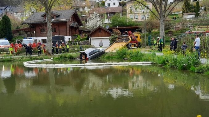 FW-OE: PKW in Weiher - Feuerwehr und DLRG unterstützen bei der Bergung