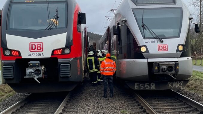 FW-OE: Personen aus Zug defekten Zug geholfen