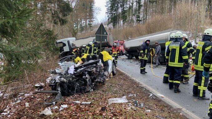 FW-OE: Schwerer Verkehrsunfall - frontaler Zusammenstoß zwischen PKW und LKW