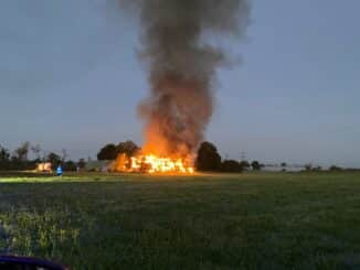 FW-OG: Brand eines Strohballenlagers - NINA-Warnung ausgelöst