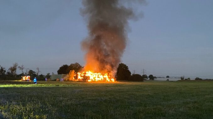 FW-OG: Brand eines Strohballenlagers - NINA-Warnung ausgelöst