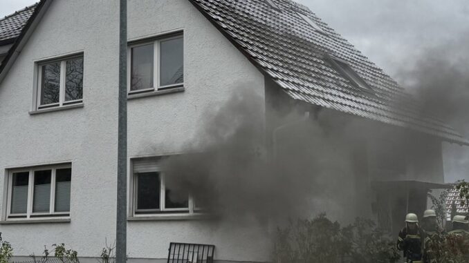 FW-OG: Brand in Einfamilienhaus - WG-Zimmer ausgebrannt