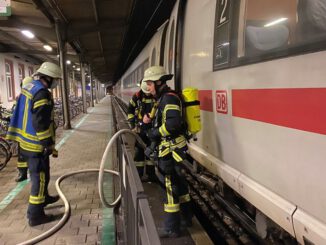 FW-OG: Feuerwehreinsatz im Offenburger Bahnhof - Flammen und Rauch an einem ICE-