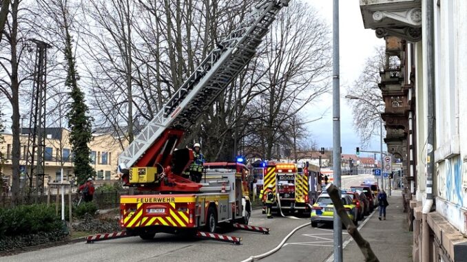 FW-OG: Gefährlicher Brand im Treppenhaus in der Offenburger Oststadt