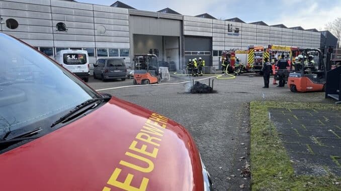 FW-OG: Industriemaschine gerät in Brand - Arbeiter durch Brandrauch bedroht.