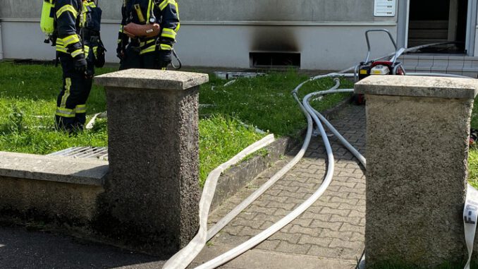 FW-OG: Kellerbrand in Mehrfamilienhaus