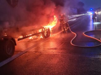 FW-OG: Lkw-Brand im morgendlichen Berufsverkehr