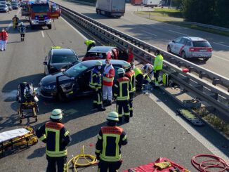FW-OG: Verkehrsunfall auf der Autobahn, Feuerwehr befreit eine Fahrzeuginsassin