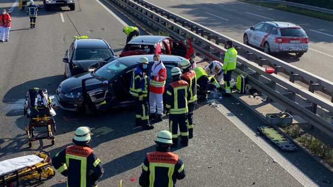 FW-OG: Verkehrsunfall auf der Autobahn, Feuerwehr befreit eine Fahrzeuginsassin