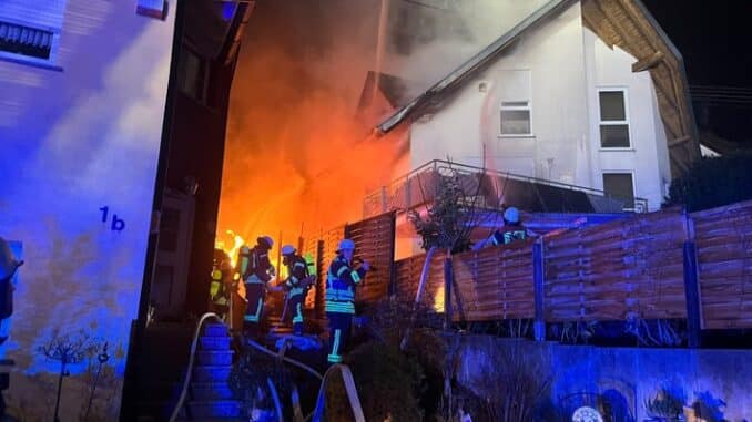 FW-OG: Vollbrand eines Holzschuppens greift auf Wohnhaus über