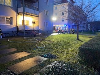 FW-OG: Wohnungsbrand in Mehrfamilienhaus. Eine Person verstirbt in der Wohnung.