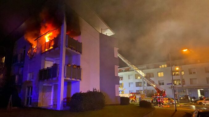 FW-OG: Wohnungsbrand mit Menschenrettung in Offenburg-Albersbösch