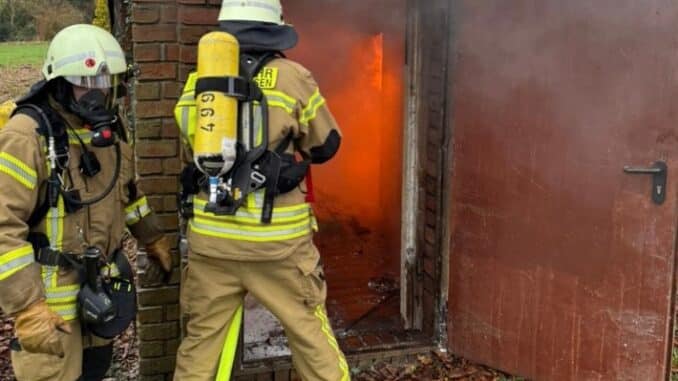 FW-OLL: Gebäudebrand - Räucherofen brennt im Gebäude - Feuerwehr kann eine Ausbreitung schnell verhindern