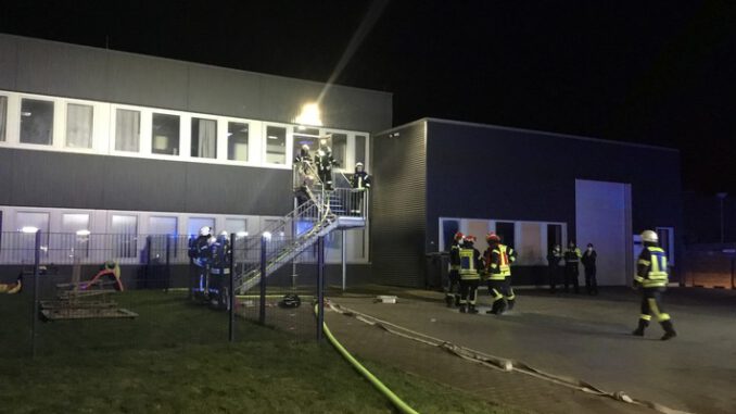 FW Oelde: Brand in einer städtischen Unterkunft