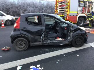 FW Oelde: Einsatzreiches Wochenende für die Oelder Feuerwehr. Bei einem Verkehrsunfall auf der A2 wurde eine Person schwer verletzt. Bei zwei Bränden blieb es bei Sachschäden.