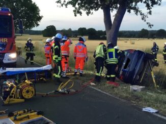 FW Oelde: PKW Fahrerin nach Kollision mit Baum im Fahrzeug eingeschlossen.