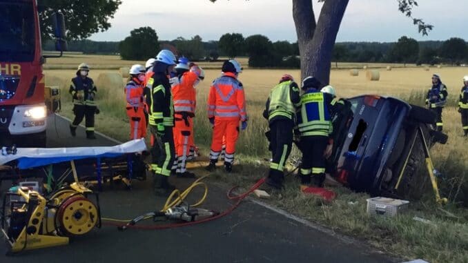 FW Oelde: PKW Fahrerin nach Kollision mit Baum im Fahrzeug eingeschlossen.