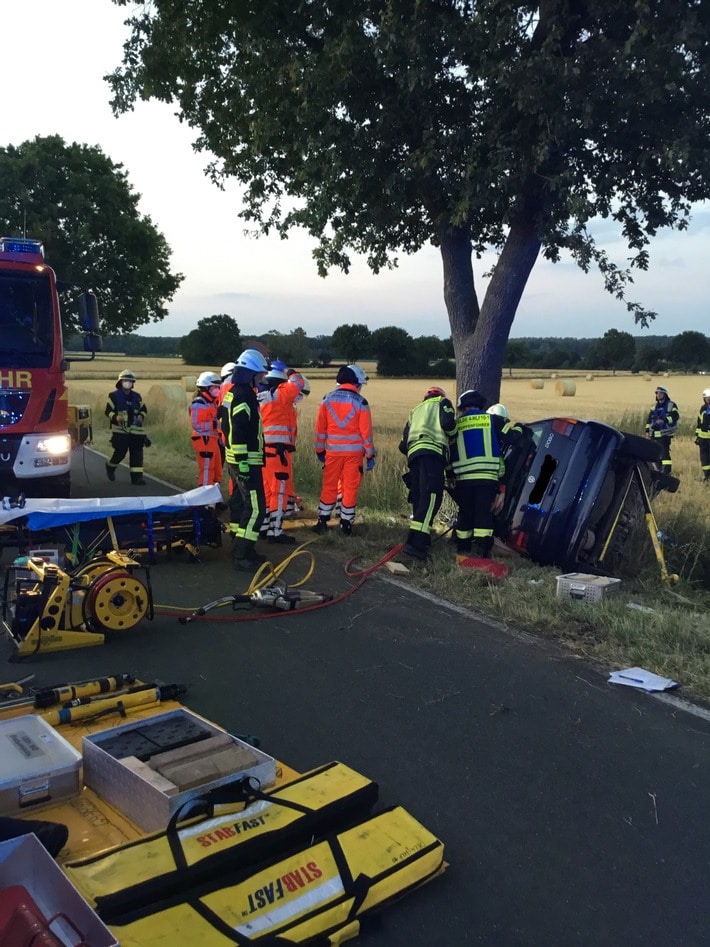FW Oelde: PKW Fahrerin nach Kollision mit Baum im Fahrzeug eingeschlossen.