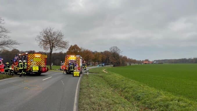 FW Oelde: PKW fährt frontal vor Baum. Im Fahrzeug eingeschlossener Fahrer muss nach Kollision aus seinem Fahrzeug befreit werden.
