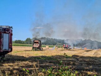 FW Osterholz-Scharm.: Brennt Rundballenpresse und Fläche