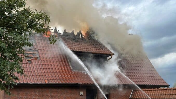 FW Osterholz-Scharm.: Einfamilienhaus in Vollbrand