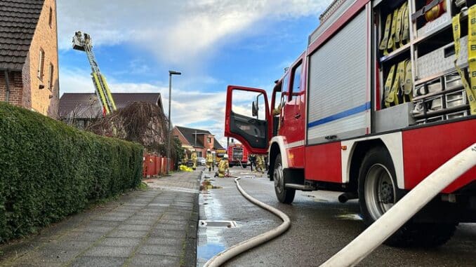 FW Osterholz-Scharm.: Feuerwehr verhinderte größeren Schaden nach Blitzeinschlag
