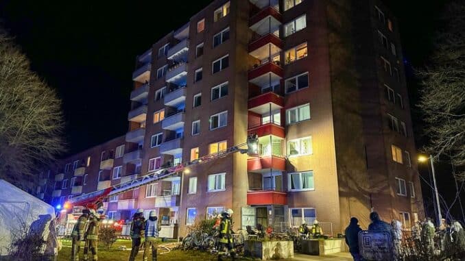 FW Osterholz-Scharm.: Großeinsatz bei Kellerbrand mit 22 Verletzten