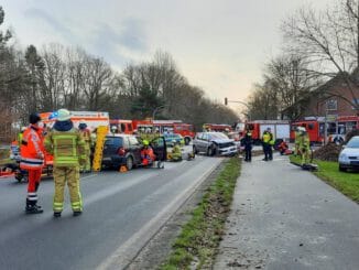 FW Osterholz-Scharm.: Verkehrsunfall mit eingeklemmter Person