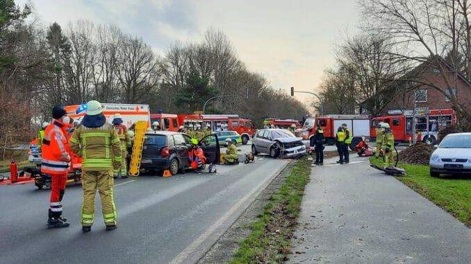 FW Osterholz-Scharm.: Verkehrsunfall mit eingeklemmter Person
