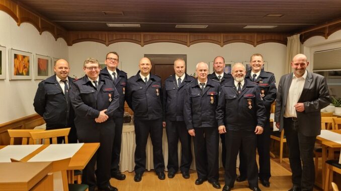 FW Overath: Auszeichnung der Kameraden mit dem Feuerwehrehrenabzeichen