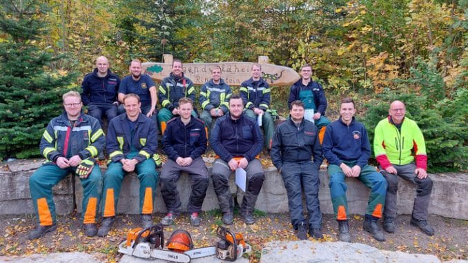 FW-PB: 16 Feuerwehrleute im Ringelsteiner Wald an der Kettensäge fit gemacht