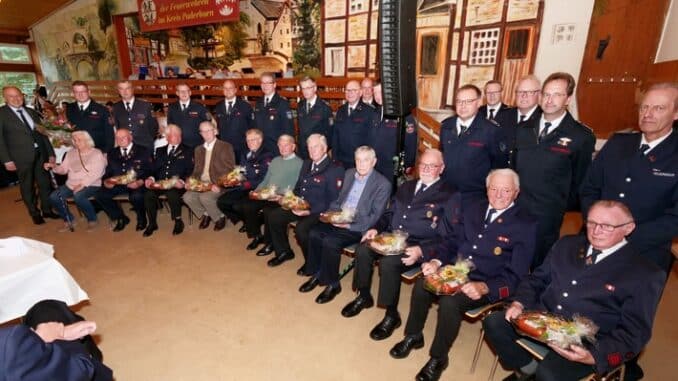 FW-PB: 96 Torten und Kuchen für die Feuerwehr-Urgesteine aus dem Kreis Paderborn