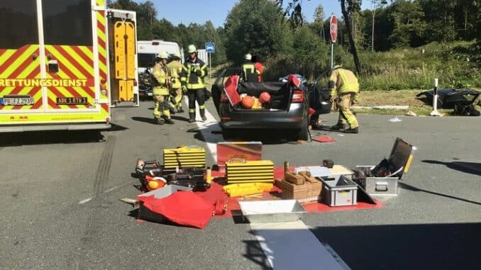FW-PB: Drei Verletzte nach Verkehrsunfall auf der Bundesstraße 64