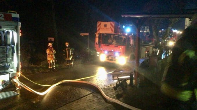FW-PB: Mülltonnen in Brand: Übergreifen auf Wohnhaus verhindert