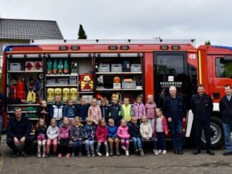 FW-PB: Was tun, wenn es brennt? Brandschutzerziehung im Familienzentrum und DRK Kindergarten Schwaney