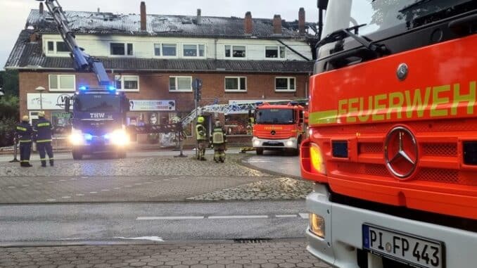 FW-PI: Abschlussmeldung: Großfeuer in einem Wohn- und Geschäftshaus - Einsatz nach 11 Stunden beendet - Über 150 Kräfte im Einsatz