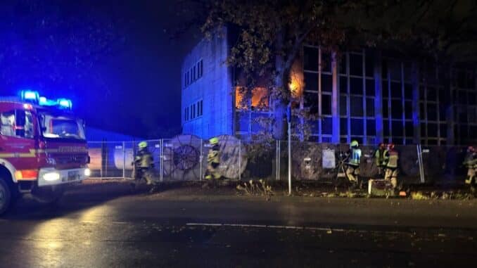 FW-PI: Brand in leerstehendem Gewerbegebäude | Brandausbreitung erfolgreich verhindert
