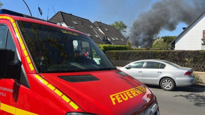 FW-PI: Brannte LKW und Carport - Schnelles Eingreifen der Feuerwehr Schenefeld verhindert schlimmeres (FOTO)