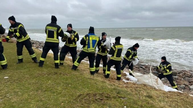 FW-PI: Einsatzkräfte aus dem Kreis Pinneberg unterstützen bei der Deichverteidigung